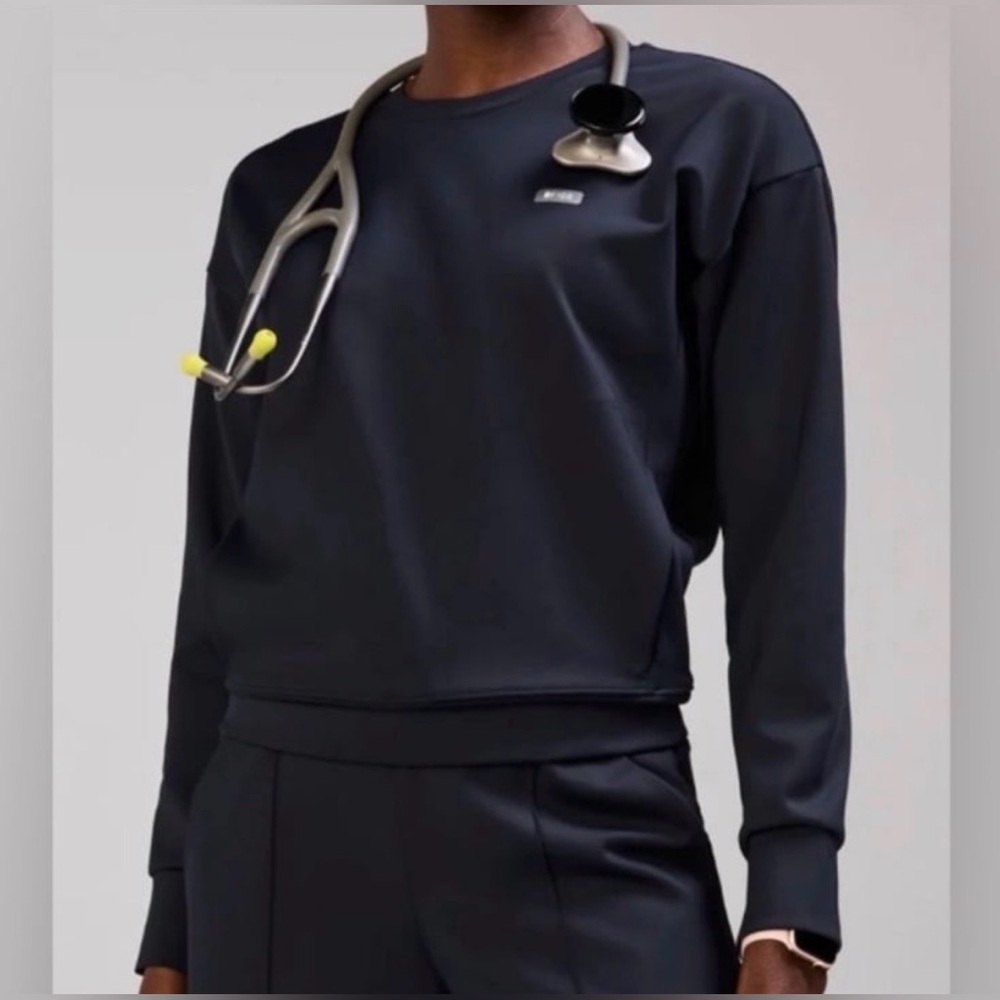 Like new Figs “Cornelia” FormX long sleeved scrub top in Navy Blue - S